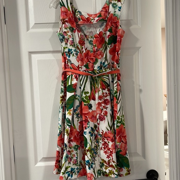 Attractive Floral dress size 4 - Picture 2 of 2